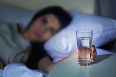 【衝撃】寝る前に水を飲むのは身体に悪いのか？メリット＆デメリットを公開
