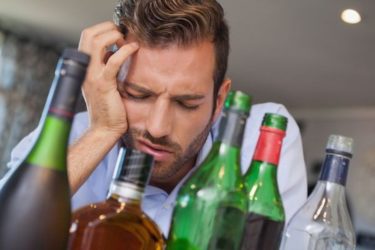 【飲酒】異変…30歳を超えた頃から二日酔いが酷くなっていく本当の原因とリスク