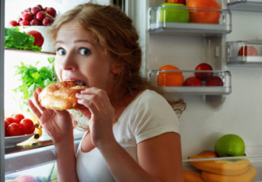 【体重】誰もが気になる…「深夜に食べる= 太る」は事実なのか？